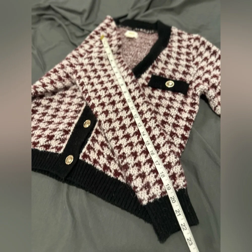 Maeve Sz: M Anthropologie sweater Maroon White Houndstooth Vneck Cardigan.